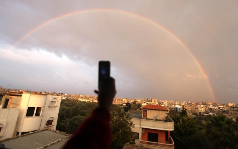 صور..قوس قزح يلف مدينة غزة