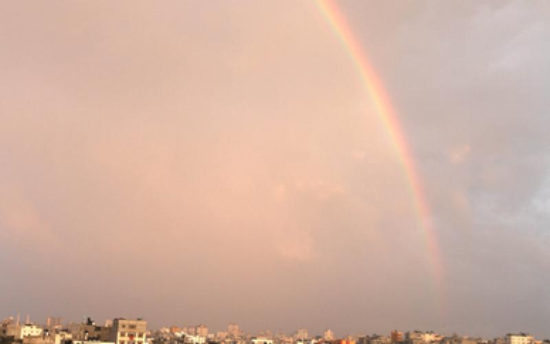 صور..قوس قزح يلف مدينة غزة