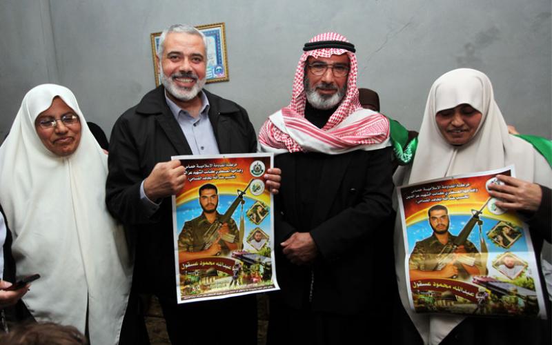 صور .. هنية يقدم واجب العزاء لعائلة عسقول