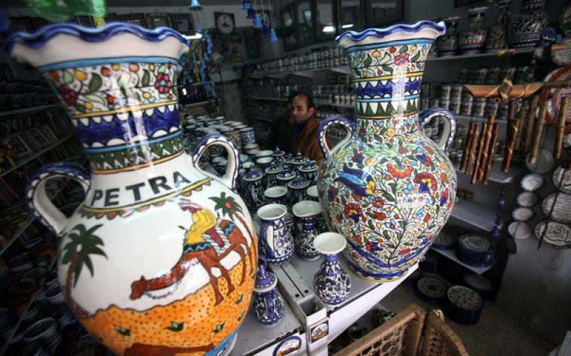 صور.. الرسم على الأواني الصينية بالخليل