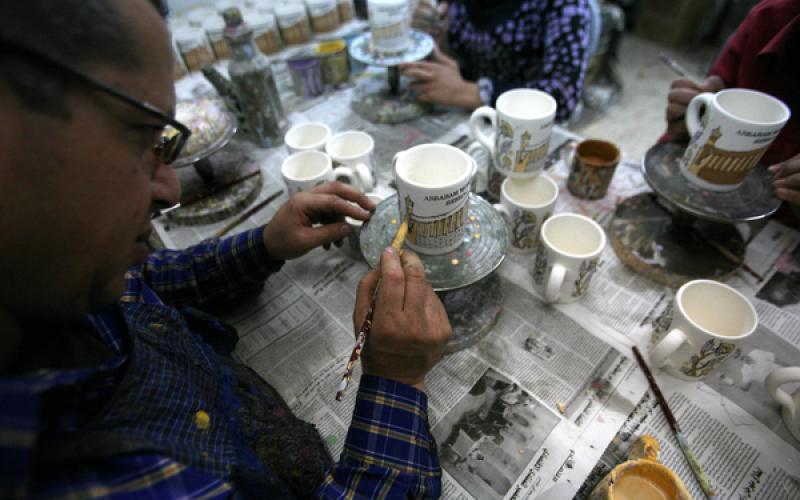 صور.. الرسم على الأواني الصينية بالخليل