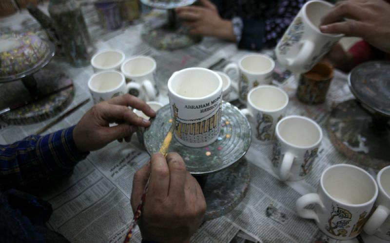 صور.. الرسم على الأواني الصينية بالخليل