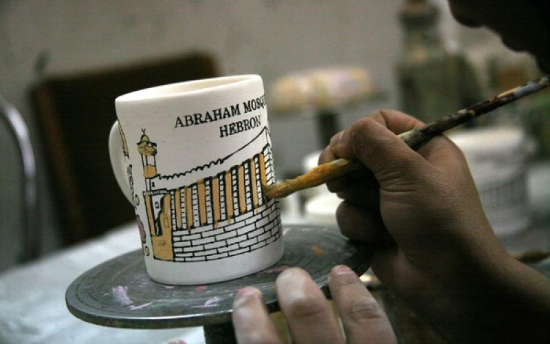 صور.. الرسم على الأواني الصينية بالخليل