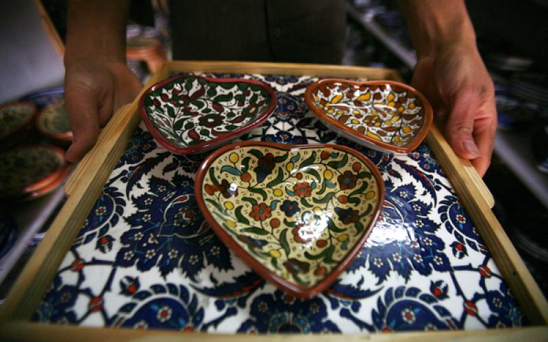 صور.. الرسم على الأواني الصينية بالخليل