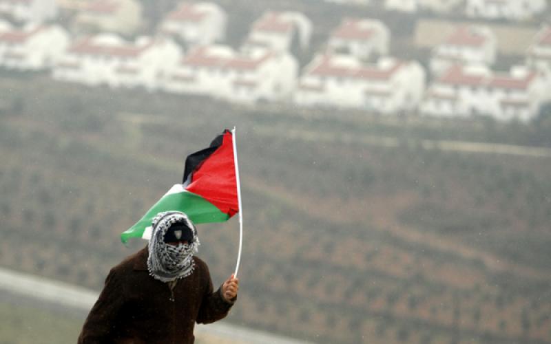 صور.. طفلة "بابا نويل" تشارك بمواجهات الضفة
