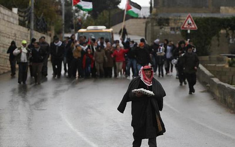صور.. طفلة "بابا نويل" تشارك بمواجهات الضفة