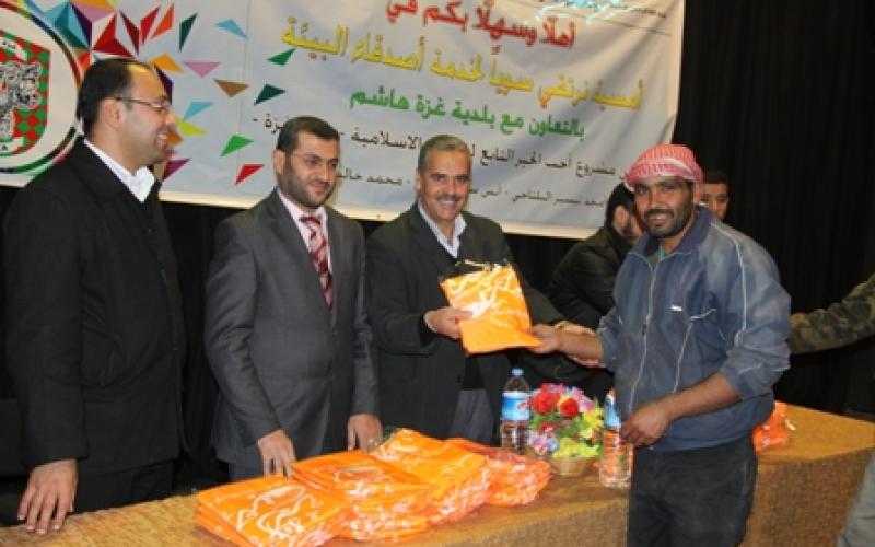 بالصور..  مجموعة شبابية تكرم "أصدقاء البيئة‎"
