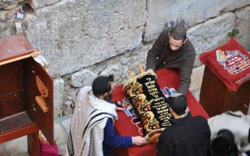 صور وفيديو.. طقوس توراتية على جدار الأقصى