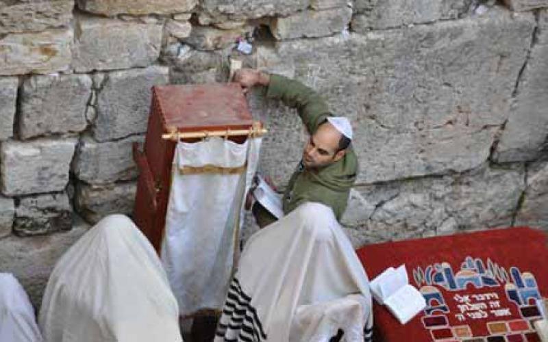 صور وفيديو.. طقوس توراتية على جدار الأقصى