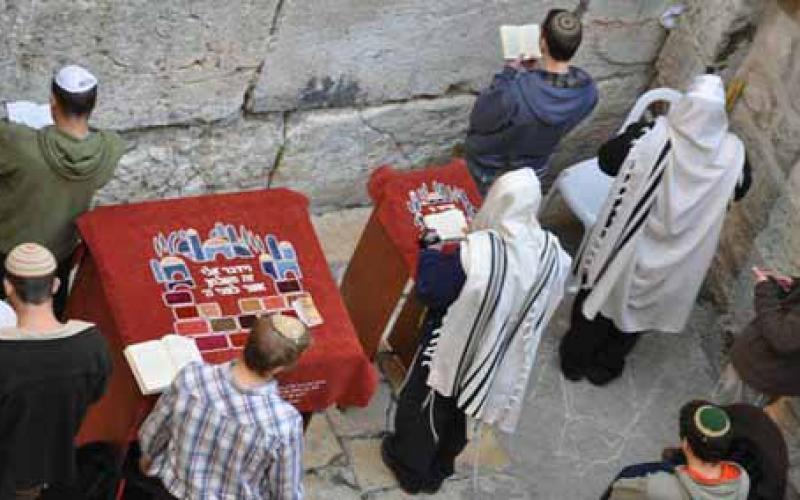 صور وفيديو.. طقوس توراتية على جدار الأقصى
