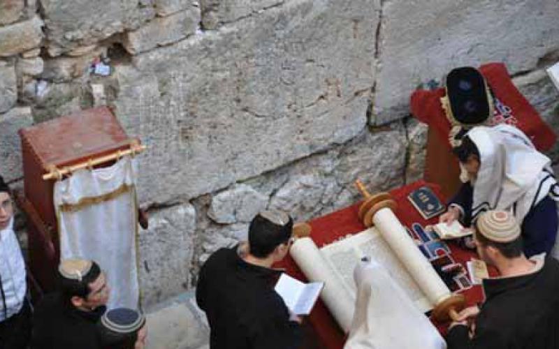 صور وفيديو.. طقوس توراتية على جدار الأقصى