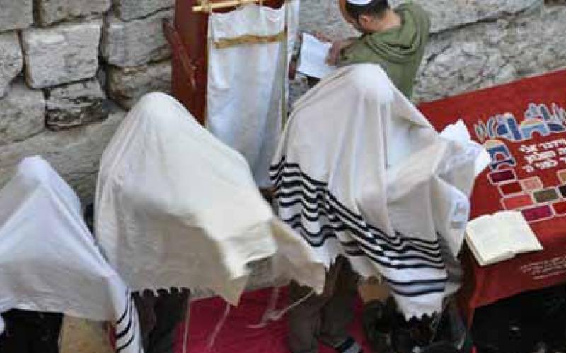 صور وفيديو.. طقوس توراتية على جدار الأقصى