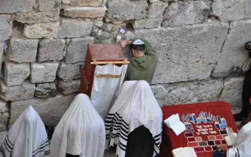 صور وفيديو.. طقوس توراتية على جدار الأقصى