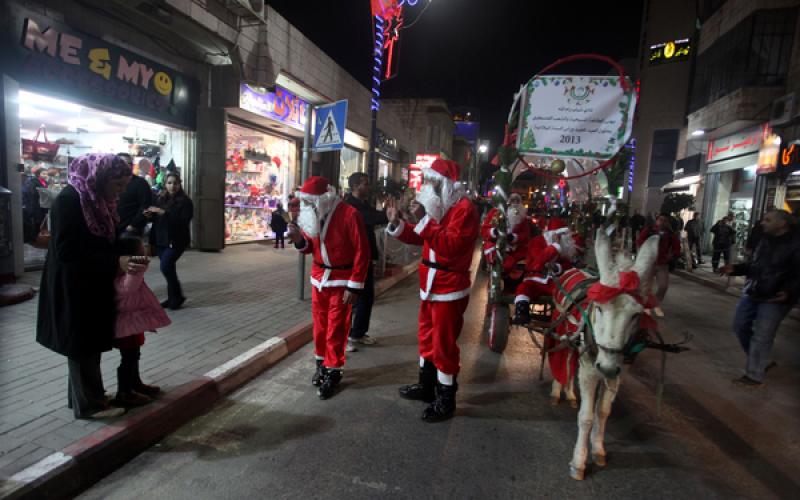 صور.. مسيحيو الضفة يستعدون لـ"عيد الميلاد"