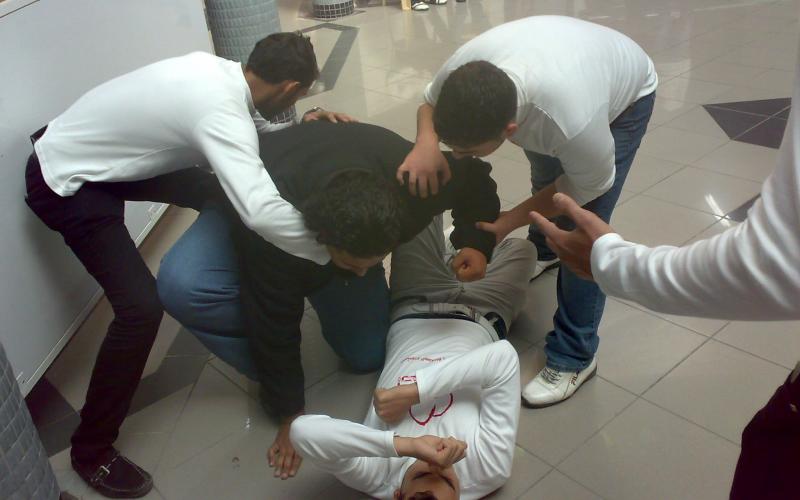 بالصور.. عروض مسرحية بطريقة صامتة