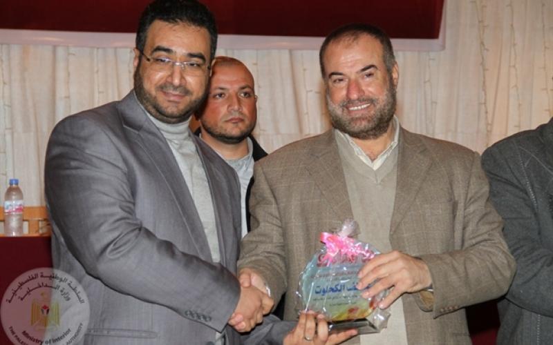 بالصور..وزير الداخلية يُكرم الخدمات الطبية