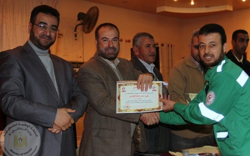 بالصور..وزير الداخلية يُكرم الخدمات الطبية