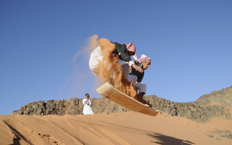 صور.. رياضة التزلج على الرمل