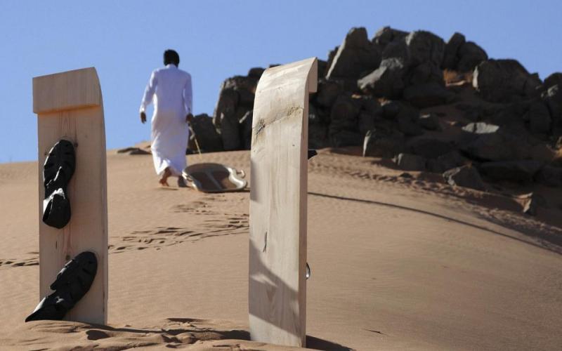 صور.. رياضة التزلج على الرمل
