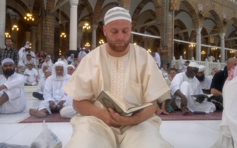 صور.. "الصقر" يؤدي مناسك العمرة