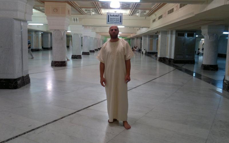 صور.. "الصقر" يؤدي مناسك العمرة