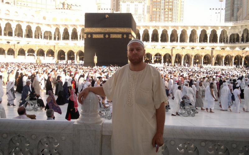 صور.. "الصقر" يؤدي مناسك العمرة