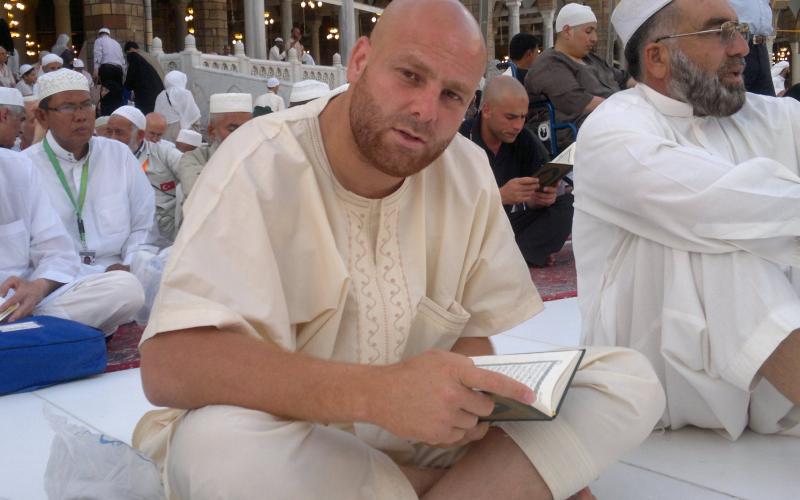 صور.. "الصقر" يؤدي مناسك العمرة