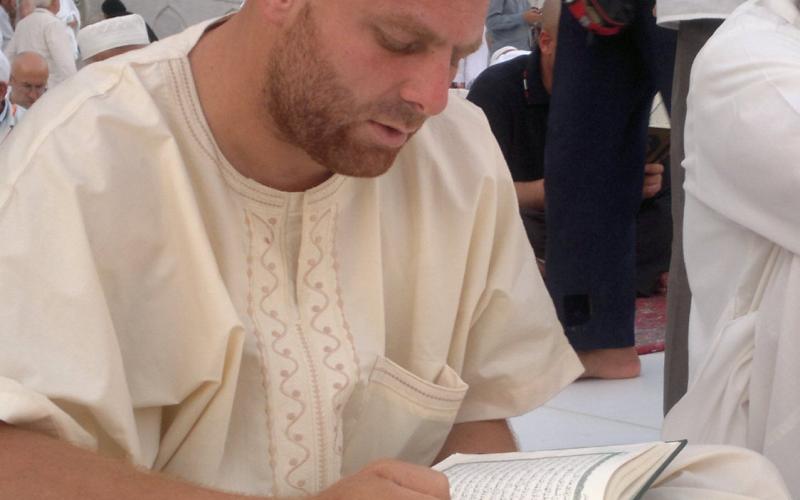 صور.. "الصقر" يؤدي مناسك العمرة