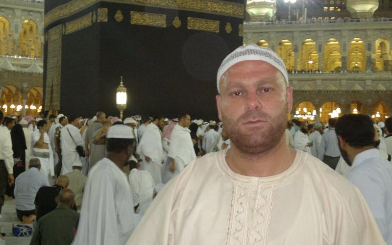 صور.. "الصقر" يؤدي مناسك العمرة