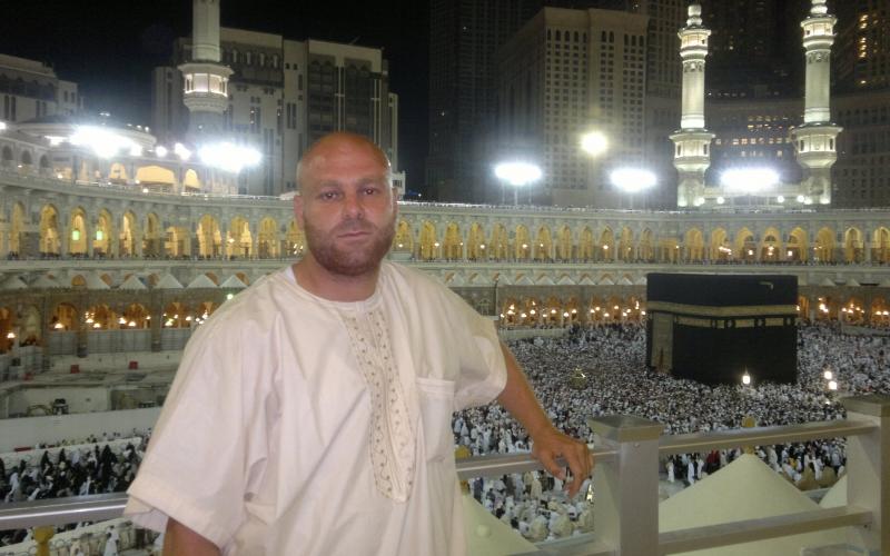 صور.. "الصقر" يؤدي مناسك العمرة