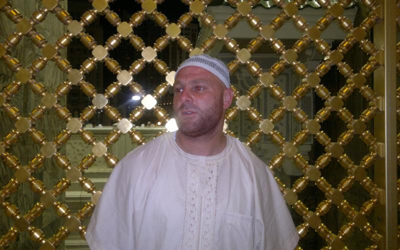 صور.. "الصقر" يؤدي مناسك العمرة