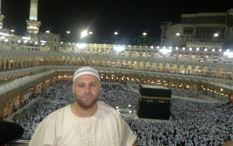صور.. "الصقر" يؤدي مناسك العمرة