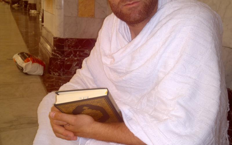 صور.. "الصقر" يؤدي مناسك العمرة