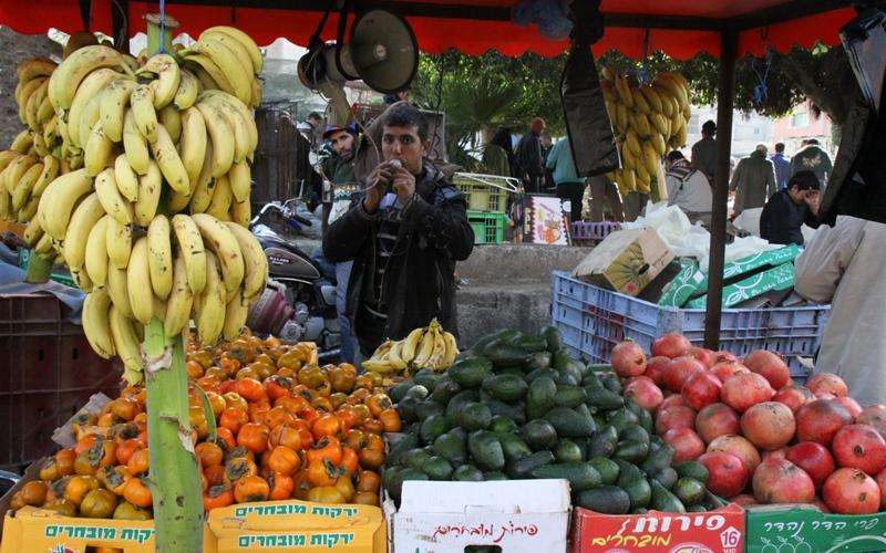 بالصور..سوق الأربعاء ملاذ لمحدودي الدخل والتجار