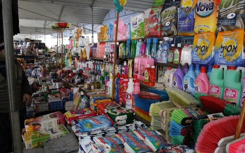 بالصور..سوق الأربعاء ملاذ لمحدودي الدخل والتجار