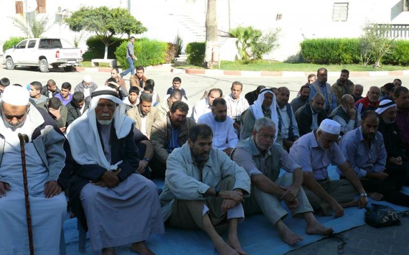 بالصور: مساجد دير البلح تقيم صلاة استسقاء