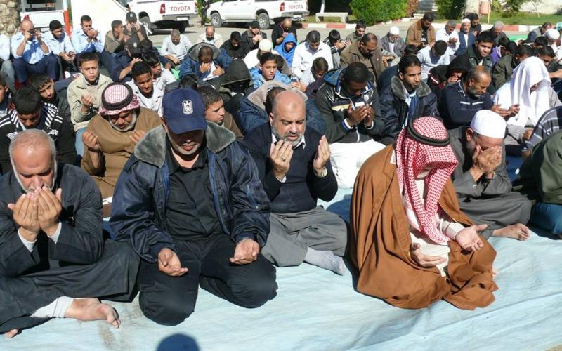 بالصور: مساجد دير البلح تقيم صلاة استسقاء