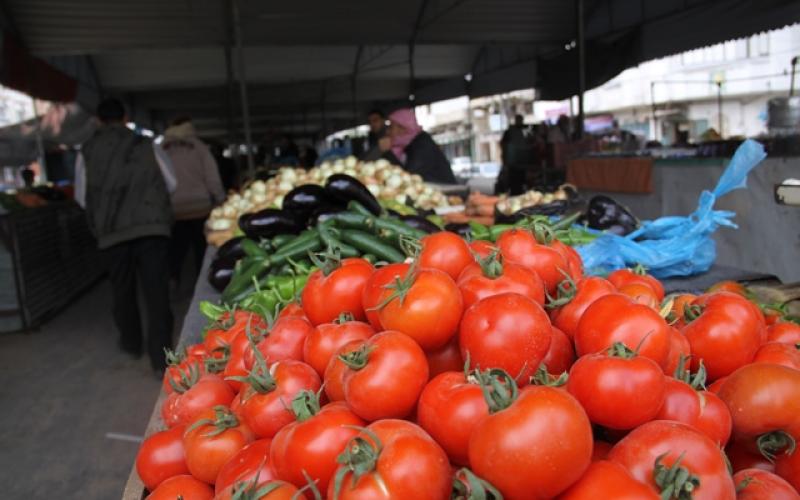 بالصور: الخضار..  عرض وفير وإقبال ضعيف