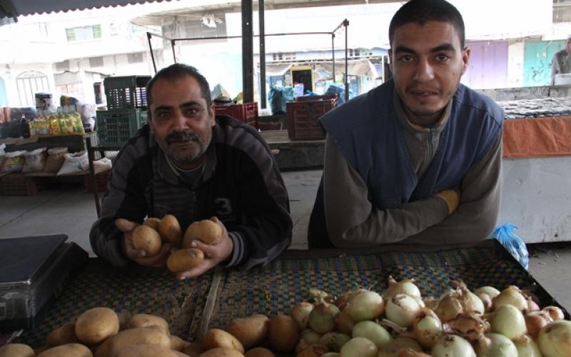 بالصور: الخضار..  عرض وفير وإقبال ضعيف