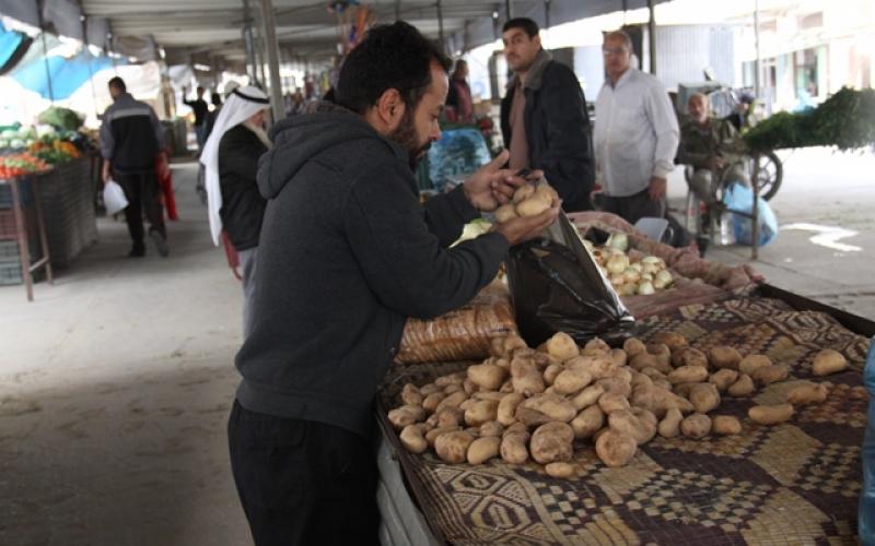 بالصور: الخضار..  عرض وفير وإقبال ضعيف