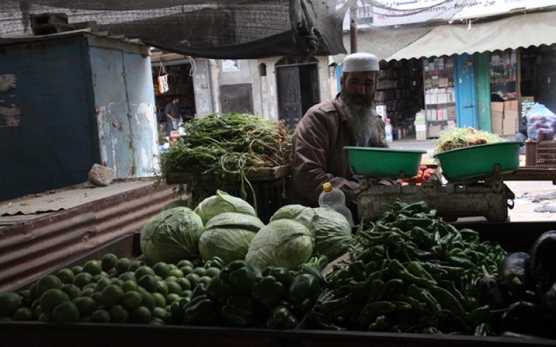 بالصور: الخضار..  عرض وفير وإقبال ضعيف