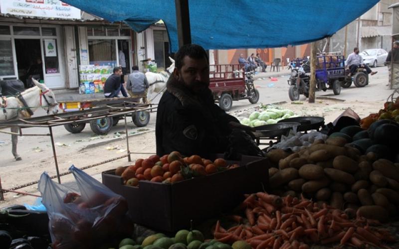 بالصور: الخضار..  عرض وفير وإقبال ضعيف