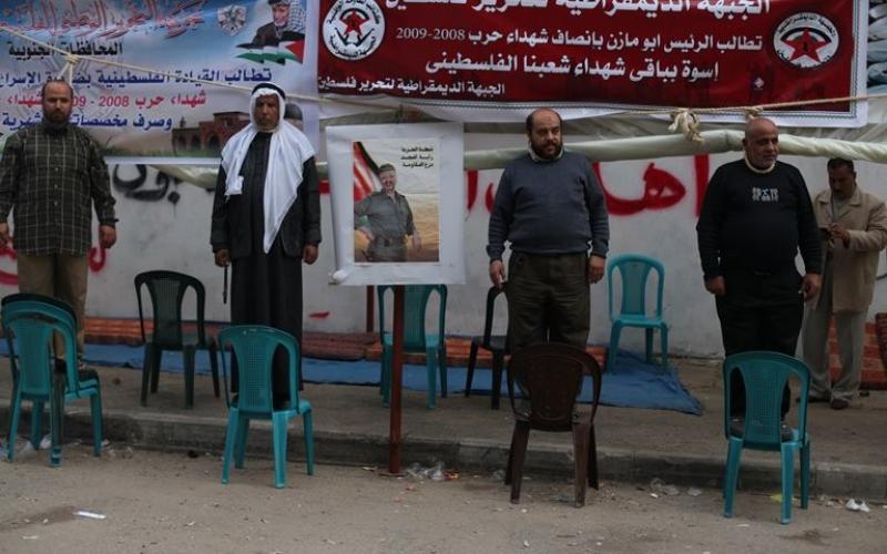 صور: أهالي شهداء يقدمون على الانتحار