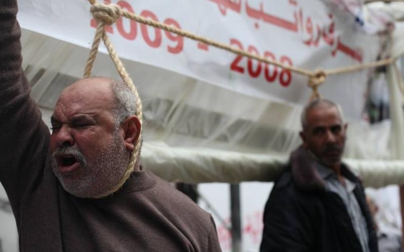 صور: أهالي شهداء يقدمون على الانتحار