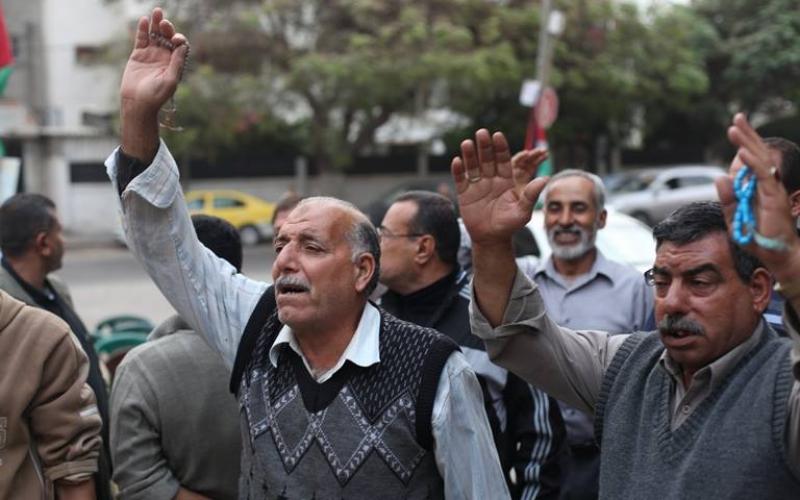 صور: أهالي شهداء يقدمون على الانتحار