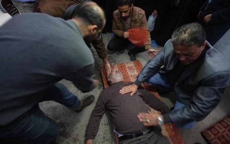 صور: أهالي شهداء يقدمون على الانتحار