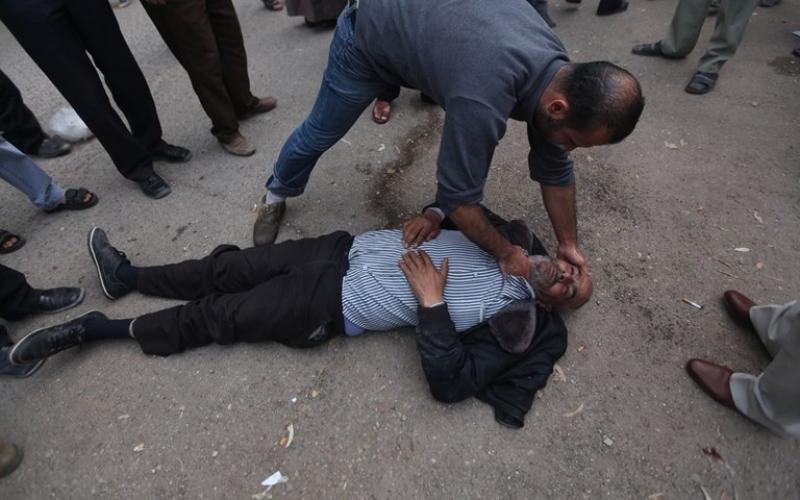 صور: أهالي شهداء يقدمون على الانتحار