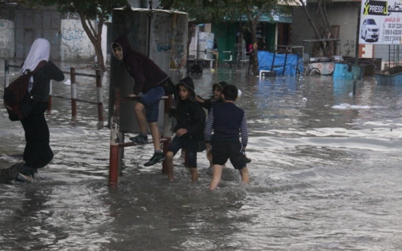 صور: غرق مناطق شمال القطاع بمياه الأمطار
