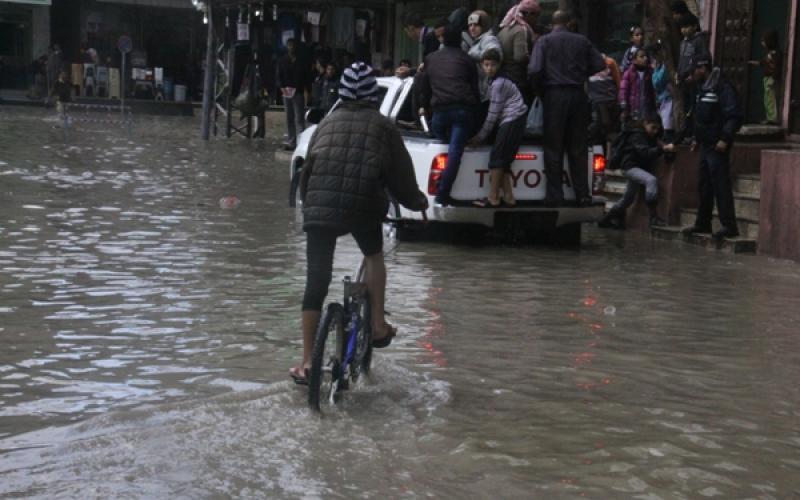 صور: غرق مناطق شمال القطاع بمياه الأمطار