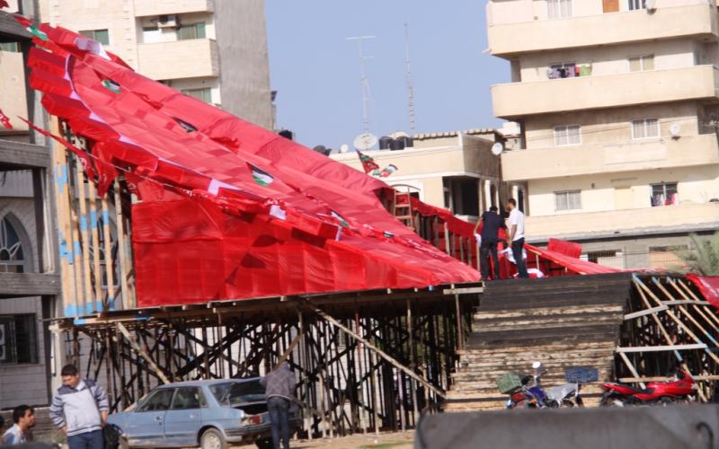 غزة تتزين بالأحمر بذكرى انطلاقة "الشعبية"